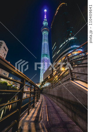 「東京都」おしなり公園船着場からライトアップした東京スカイツリーを望む　夜景 110409641