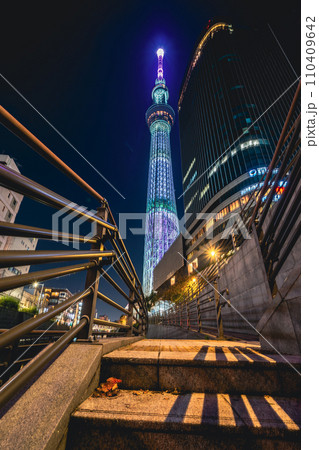 「東京都」おしなり公園船着場からライトアップした東京スカイツリーを望む　夜景 110409642