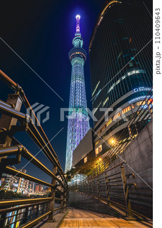 「東京都」おしなり公園船着場からライトアップした東京スカイツリーを望む　夜景 110409643