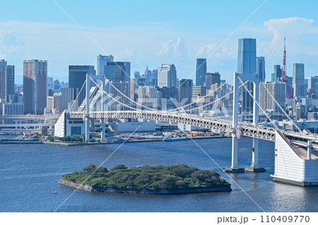 【東京】お台場から眺めるレインボーブリッジやビル群なども美しい。球体展望のあるフジテレビはちたま。 110409770
