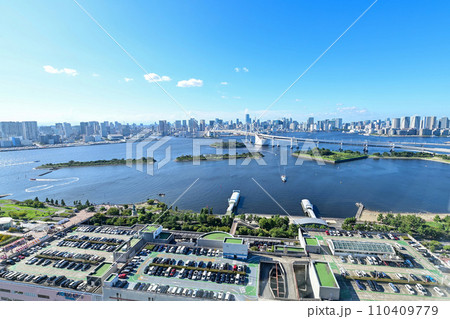 【東京】お台場から眺めるレインボーブリッジやビル群なども美しい。球体展望のあるフジテレビはちたま。 110409779