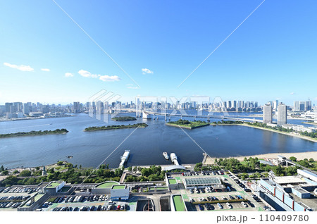 【東京】お台場から眺めるレインボーブリッジやビル群なども美しい。球体展望のあるフジテレビはちたま。 110409780