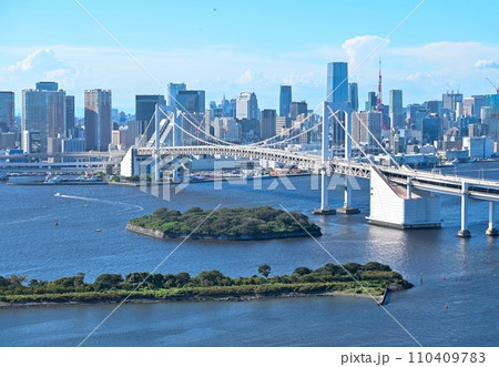 【東京】お台場から眺めるレインボーブリッジやビル群なども美しい。球体展望のあるフジテレビはちたま。 【東京】お台場から眺めるレインボーブリッジやビル群なども美しい。球体展望のあるフジテレビはちたま。 110409783