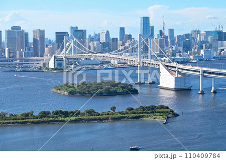 【東京】お台場から眺めるレインボーブリッジやビル群なども美しい。球体展望のあるフジテレビはちたま。 【東京】お台場から眺めるレインボーブリッジやビル群なども美しい。球体展望のあるフジテレビはちたま。 110409784