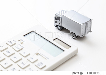 トラックと電卓 110409889