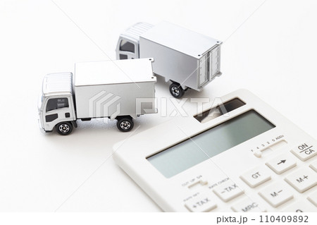 トラックと電卓 110409892