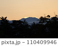 秋の夕方の風景の様子 110409946