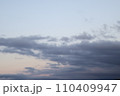 そろそろ日没するかなというくらいの空 110409947