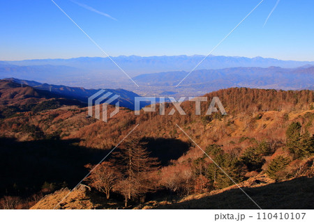 大菩薩嶺の稜線から見る甲府盆地と南アルプス 110410107