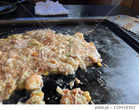 鉄板の上でもんじゃ焼きを焼く 鉄板の上でもんじゃ焼きを焼く 110410362