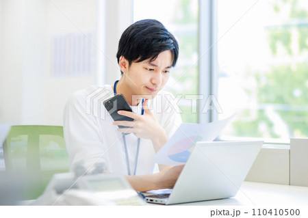 スマートフォンで通話するビジネスマン 110410500