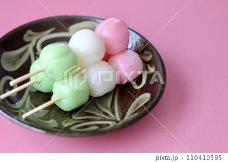 やちむんに乗せた三色の串団子 花見イメージ やちむんに乗せた三色の串団子 花見イメージ 110410595
