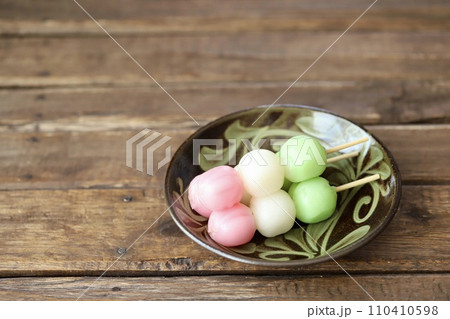 和食器の上の三色串団子　和菓子 110410598