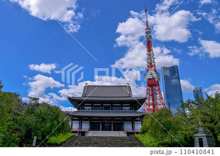 【東京】増上寺と東京タワーやビル群。昔と今。歴史を感じる共存もいいものです。 【東京】増上寺と東京タワーやビル群。昔と今。歴史を感じる共存もいいものです。 110410841