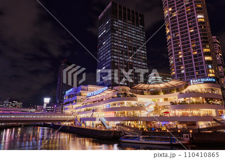 クリスマスシーズンの横浜駅周辺の夜景 クリスマスシーズンの横浜駅周辺の夜景 110410865