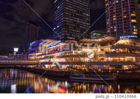 クリスマスシーズンの横浜駅周辺の夜景 クリスマスシーズンの横浜駅周辺の夜景 110410866