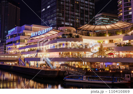 クリスマスシーズンの横浜駅周辺の夜景 クリスマスシーズンの横浜駅周辺の夜景 110410869