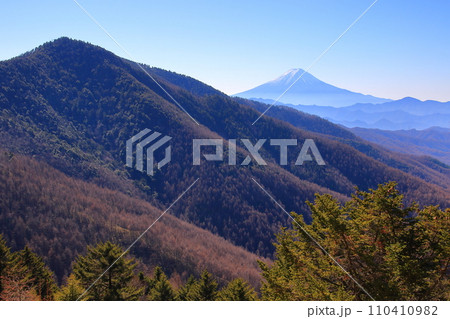 石丸峠付近から見る小金沢山と背後の富士山 110410982