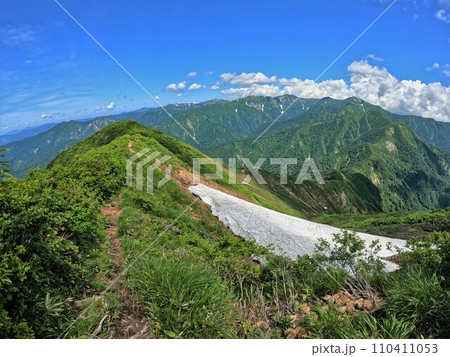 祝瓶山の稜線と朝日連峰の山々 祝瓶山の稜線と朝日連峰の山々 110411053