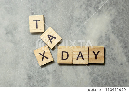 Wooden cubes with TAX DAY letter Wooden cubes with TAX DAY letter 110411090