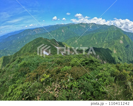 祝瓶山稜線からの朝日連峰の山々 祝瓶山稜線からの朝日連峰の山々 110411242