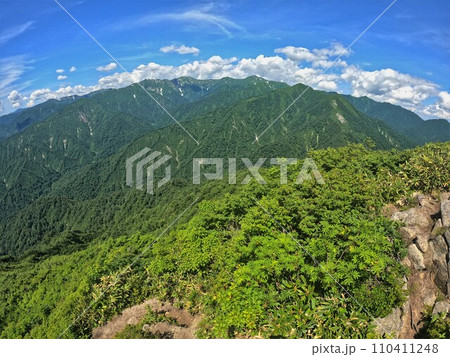 祝瓶山稜線からの朝日連峰の山々 祝瓶山稜線からの朝日連峰の山々 110411248