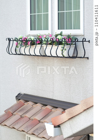 南欧風住宅のフラワーボックスと瓦屋根 南欧風住宅のフラワーボックスと瓦屋根 110411611