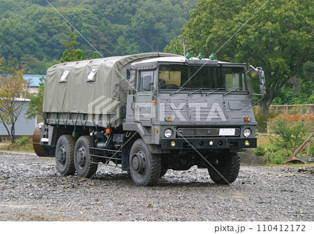 停車中の陸上自衛隊の大型トラック 110412172