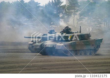 訓練展示を行う陸上自衛隊の90式戦車 訓練展示を行う陸上自衛隊の90式戦車 110412175
