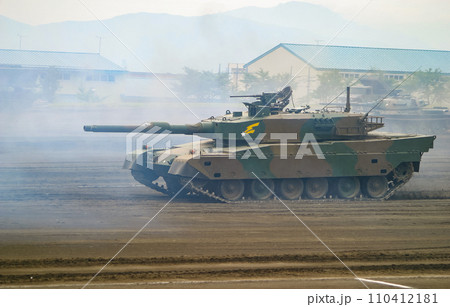 訓練展示を行う陸上自衛隊の90式戦車 110412181