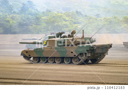 訓練展示を行う陸上自衛隊の90式戦車 110412183