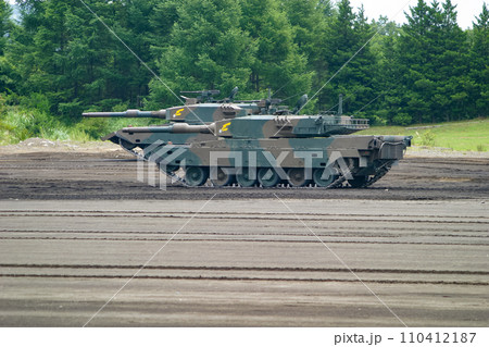 訓練展示を行う陸上自衛隊の90式戦車 訓練展示を行う陸上自衛隊の90式戦車 110412187