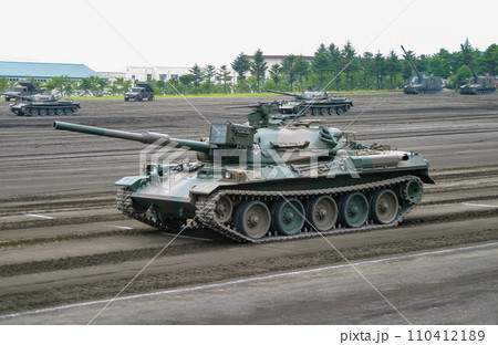 訓練展示を行う陸上自衛隊の74式戦車 110412189
