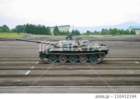 訓練展示を行う陸上自衛隊の74式戦車 訓練展示を行う陸上自衛隊の74式戦車 110412194