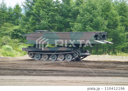 訓練展示を行う陸上自衛隊の91式戦車橋 訓練展示を行う陸上自衛隊の91式戦車橋 110412196