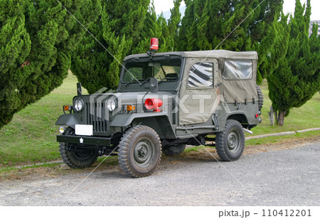 駐車中の陸上自衛隊小型トラック 110412201
