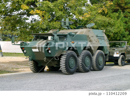 駐車中の陸上自衛隊の82式指揮通信車 110412209