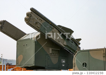 空を睨む陸上自衛隊の81式短距離地対空誘導弾 110412230