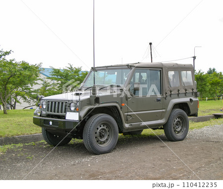 駐車中の陸上自衛隊 小型トラック 110412235