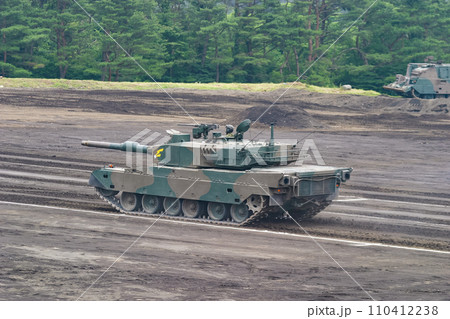 訓練展示を行う陸上自衛隊の90式戦車 110412238