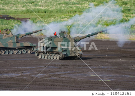 射撃する陸上自衛隊の自走榴弾砲 110412263
