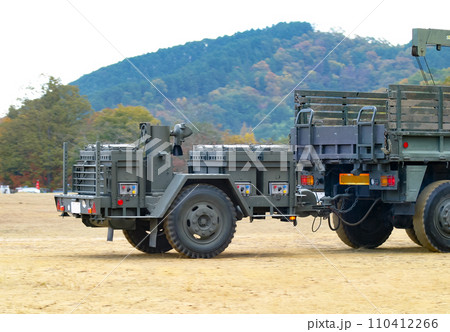 牽引される陸上自衛隊の野外炊具1号 牽引される陸上自衛隊の野外炊具1号 110412266