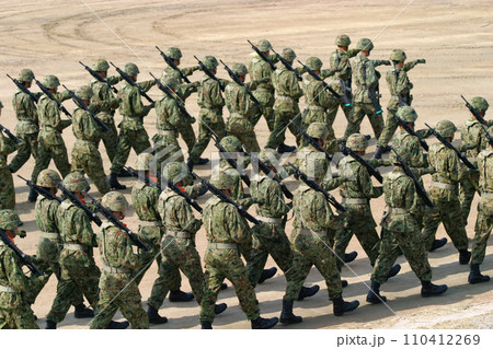 行進する陸上自衛隊の隊員 110412269