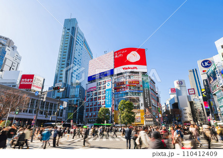 休日の渋谷駅前 スクランブル交差点 休日の渋谷駅前 スクランブル交差点 110412409