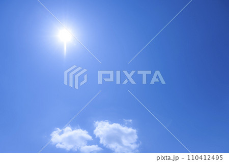 初夏の空と太陽と雲　横浜 110412495
