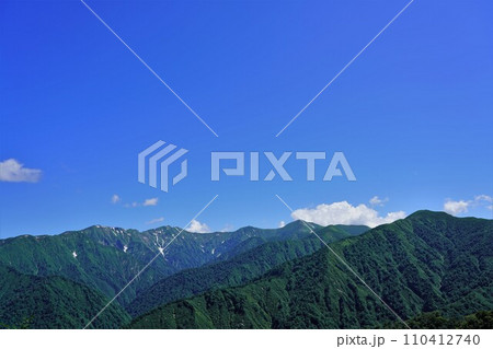 祝瓶山からの朝日連峰の稜線 110412740