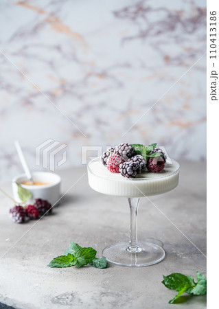 Dessert panna cotta 110413186