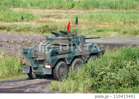 訓練展示に参加する陸上自衛隊の87式偵察警戒車 110413401