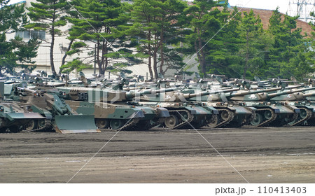 整列する陸上自衛隊の戦車群 110413403