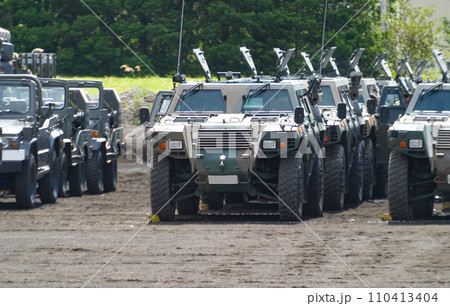 整列する陸上自衛隊の軽装甲機動車 整列する陸上自衛隊の軽装甲機動車 110413404